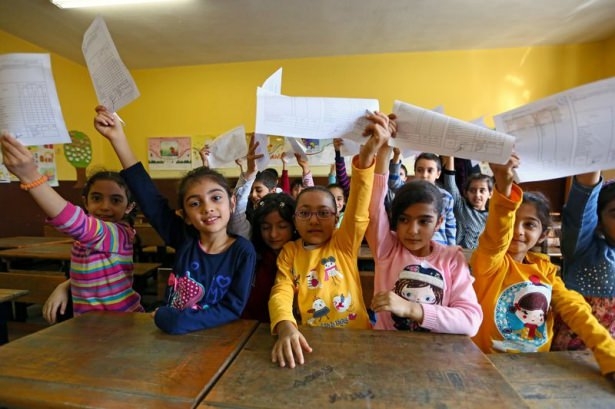 Diriliş Ertuğrul ekibi karne dağıttı 54