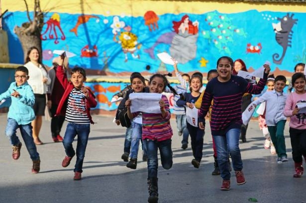 Diriliş Ertuğrul ekibi karne dağıttı 55