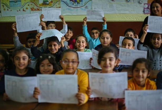 Diriliş Ertuğrul ekibi karne dağıttı 56