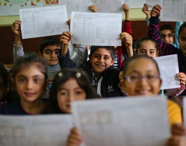 Diriliş Ertuğrul ekibi karne dağıttı 57