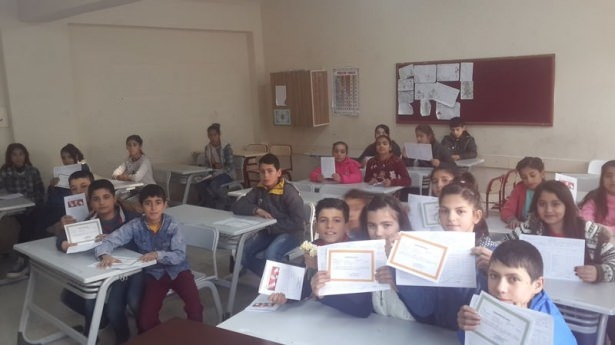 Diriliş Ertuğrul ekibi karne dağıttı 60