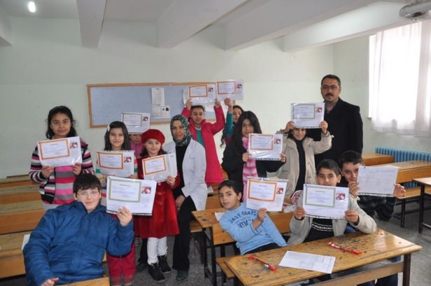 Diriliş Ertuğrul ekibi karne dağıttı 61