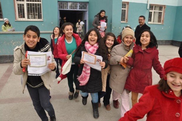 Diriliş Ertuğrul ekibi karne dağıttı 64