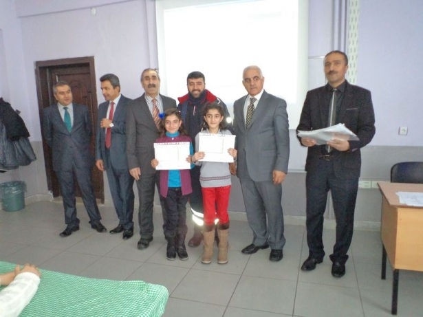 Diriliş Ertuğrul ekibi karne dağıttı 65