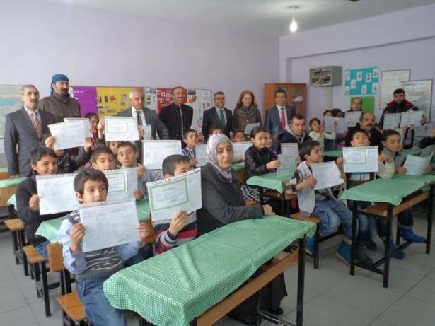 Diriliş Ertuğrul ekibi karne dağıttı 67