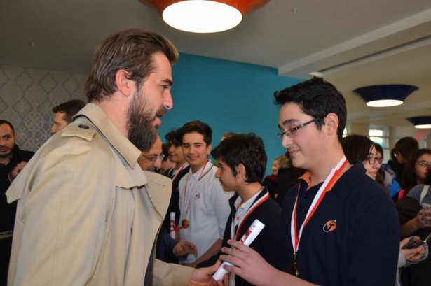 Diriliş Ertuğrul ekibi karne dağıttı 7