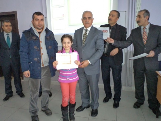 Diriliş Ertuğrul ekibi karne dağıttı 70