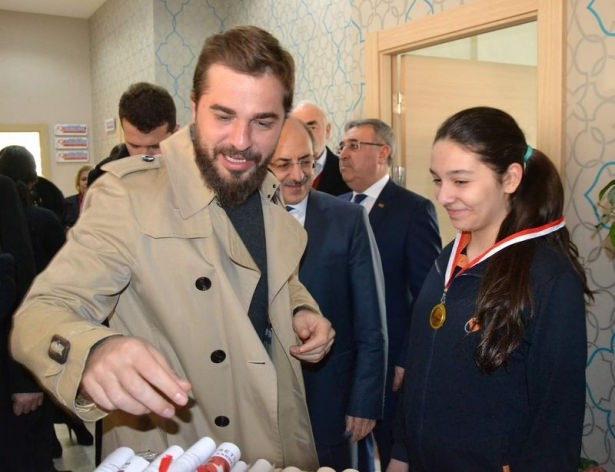 Diriliş Ertuğrul ekibi karne dağıttı 8