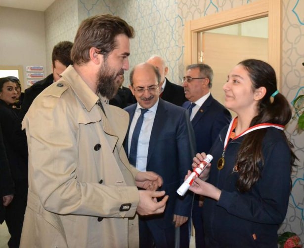 Diriliş Ertuğrul ekibi karne dağıttı 9