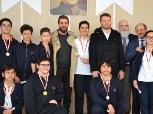 Diriliş Ertuğrul ekibi karne dağıttı