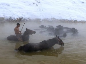 Dondurucu soğukta kaplıca keyfi