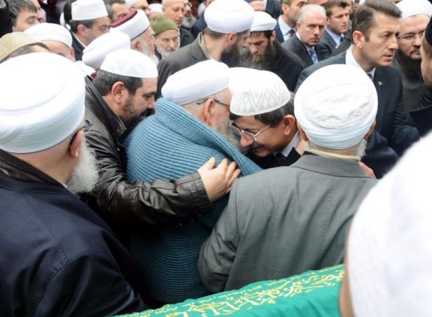 Davutoğlu, Ustaosmanoğlu'nun cenazesinde 9