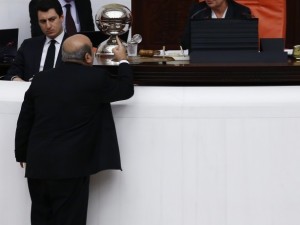 TBMM'de ortalık karıştı, 4 vekil yaralandı