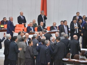 Meclis'te yine kavga çıktı!