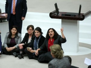 TBMM'de gerginlik devam ediyor