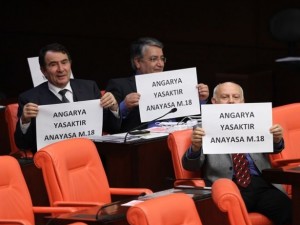 Meclis'te vekillerden birbirinden çarpıcı kareler