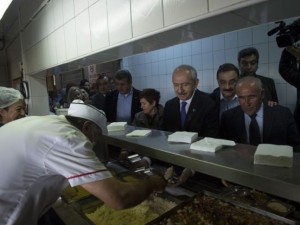 Kılıçdaroğlu fabrika işçileriyle yemek yedi