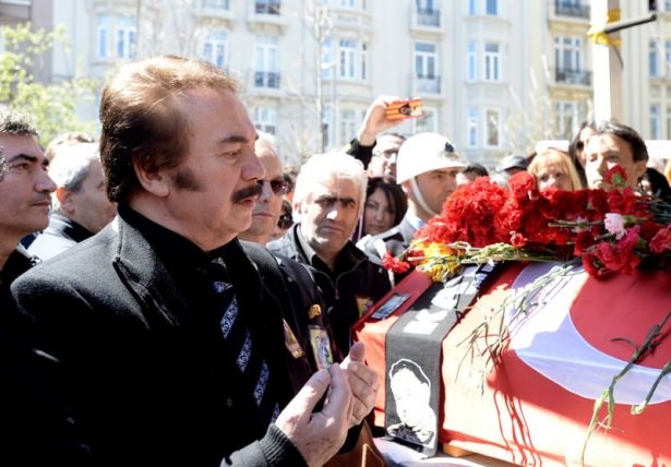 Erdoğan ve ünlü isimlerden Kayahan'a son görev 12