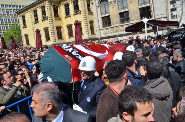 Erdoğan ve ünlü isimlerden Kayahan'a son görev 15