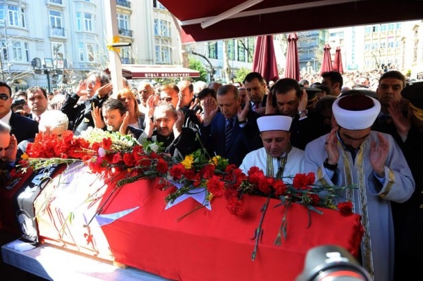 Erdoğan ve ünlü isimlerden Kayahan'a son görev 21