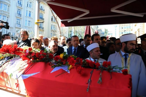 Erdoğan ve ünlü isimlerden Kayahan'a son görev 23