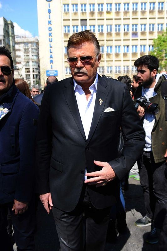 Erdoğan ve ünlü isimlerden Kayahan'a son görev 29