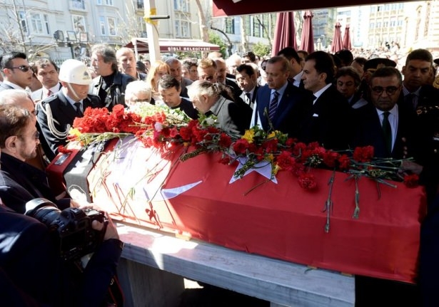 Erdoğan ve ünlü isimlerden Kayahan'a son görev 33