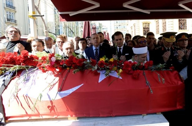 Erdoğan ve ünlü isimlerden Kayahan'a son görev 34