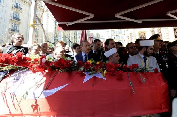 Erdoğan ve ünlü isimlerden Kayahan'a son görev 35