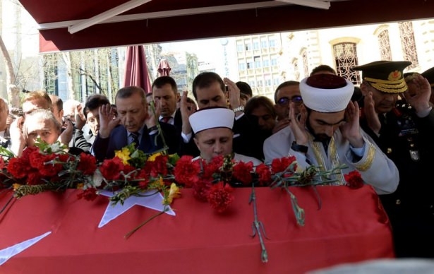 Erdoğan ve ünlü isimlerden Kayahan'a son görev 4