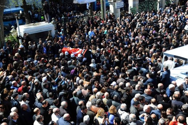 Erdoğan ve ünlü isimlerden Kayahan'a son görev 44