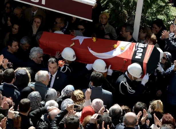 Erdoğan ve ünlü isimlerden Kayahan'a son görev 45