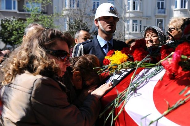 Erdoğan ve ünlü isimlerden Kayahan'a son görev 8