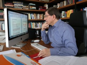 Başbakan çalışma ofisinden fotoğraf paylaştı