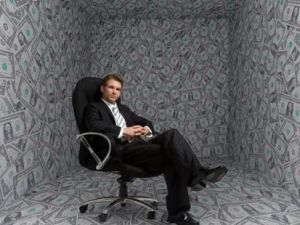 Patronlarından çok kazanan yöneticiler