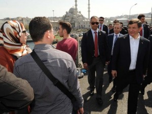 Davutoğlu Galata Köprüsü'nde yürüdü, balık tuttu