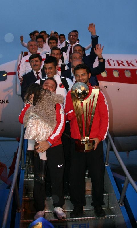 Şampiyon gençlere çılgın karşılama! 1