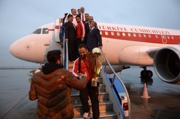 Şampiyon gençlere çılgın karşılama! 4