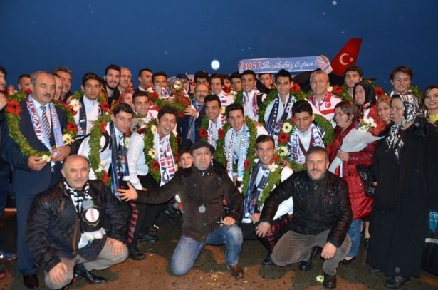 Şampiyon gençlere çılgın karşılama! 9