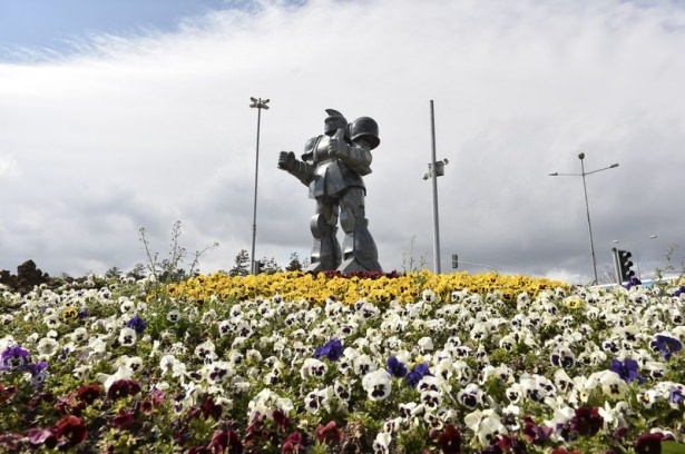 Robot heykeli kaldırıldı, yerine... 1