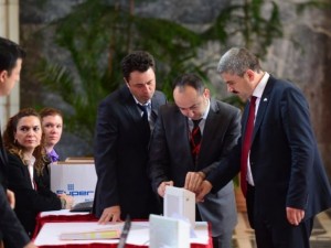 Milletvekilleri rozetlerini takıyor