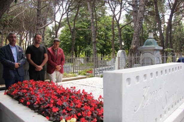 15 yıl oldu! Kemal Sunal, mezarı başında anıldı 11