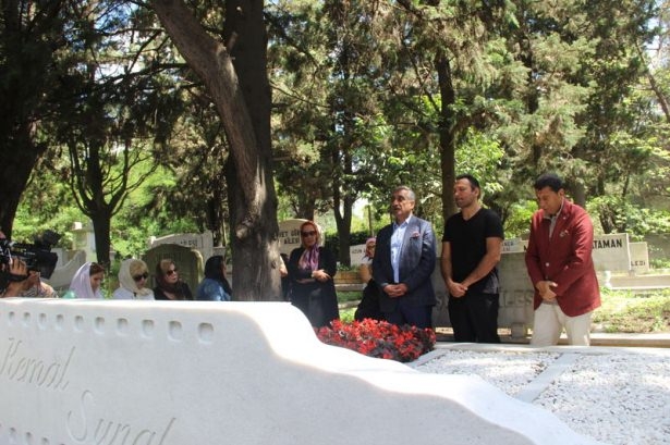 15 yıl oldu! Kemal Sunal, mezarı başında anıldı 12