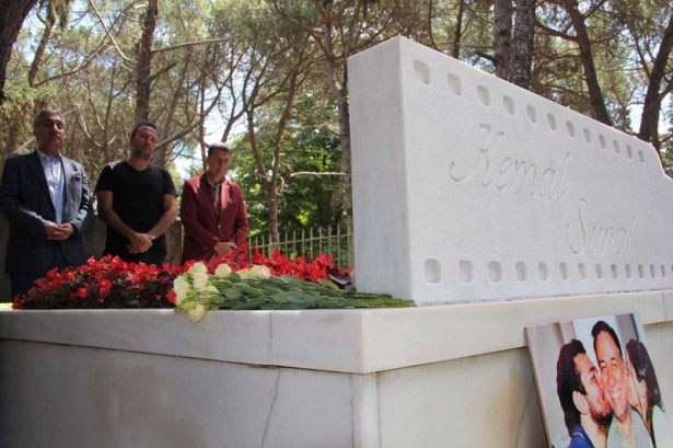 15 yıl oldu! Kemal Sunal, mezarı başında anıldı 13