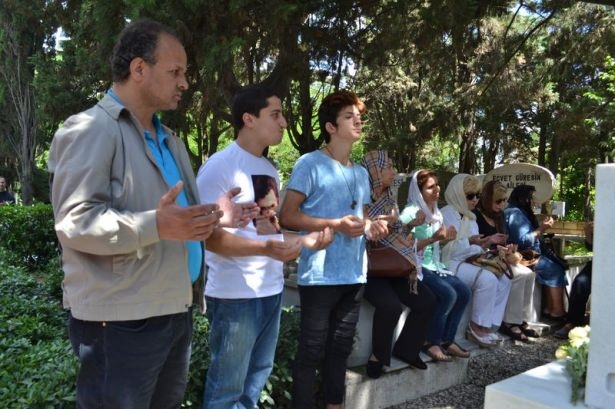 15 yıl oldu! Kemal Sunal, mezarı başında anıldı 8