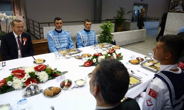Erdoğan askerlerle iftar yaptı 12