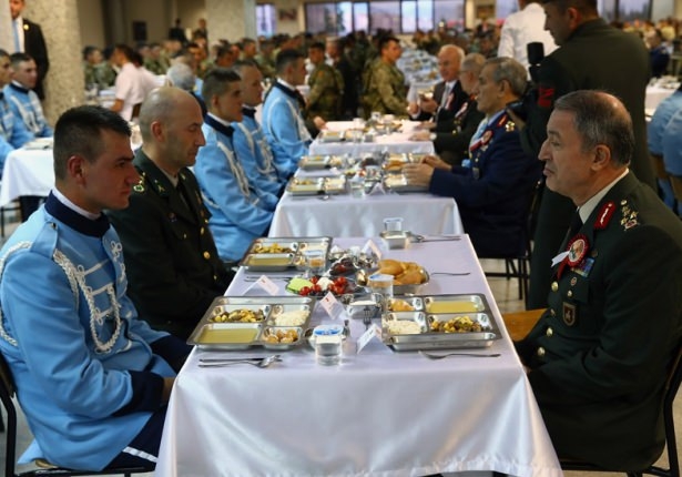 Erdoğan askerlerle iftar yaptı 13