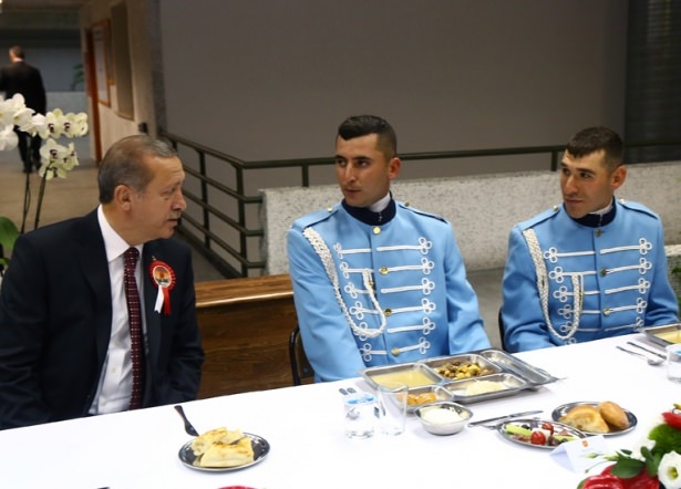 Erdoğan askerlerle iftar yaptı 14