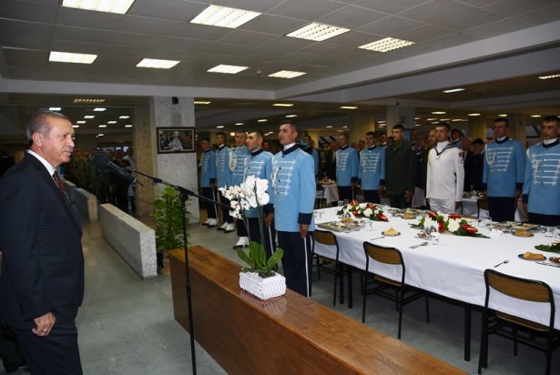 Erdoğan askerlerle iftar yaptı 2