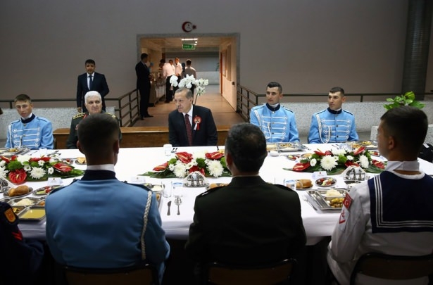 Erdoğan askerlerle iftar yaptı 3